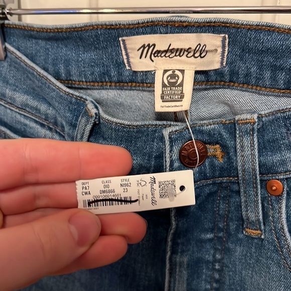 Madewell Kick Out Crop Jeans in Cherryville Wash - Picture 8 of 16